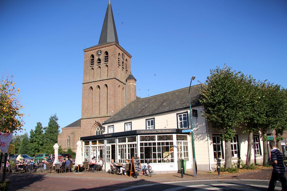 De kerk van beugen met op de voorgrond een café